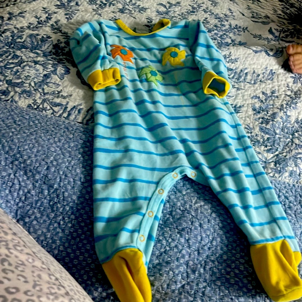 Agatha ruiz de la prada pj for 12-18 months old. Fleece closes with buttons.